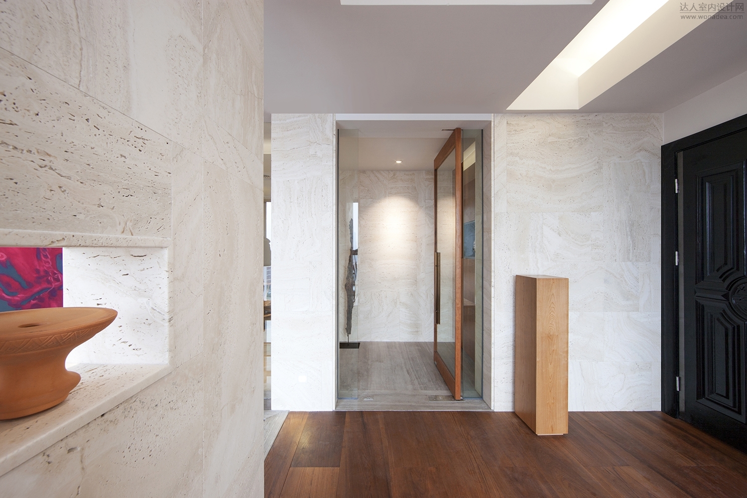 2.選用洞石作為入户牆料，是为了将建筑粗糙的质感引入室内，从而达到室内与室外融为一.jpg