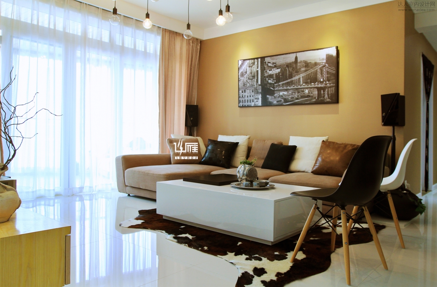 暖色系的沙发背景，让家中氛围更温馨。