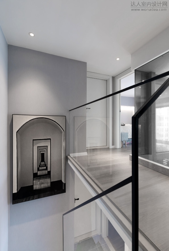 玻璃幕墙通电切换过程中过道呈现的不同效果