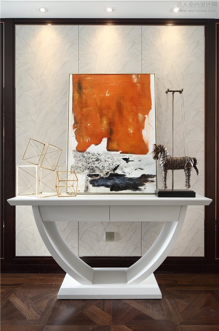 白色玄关柜简洁时尚，橙色挂画新鲜明亮，调和固有的深色木饰面，使整体空间的层次感得以提升。 ... ...