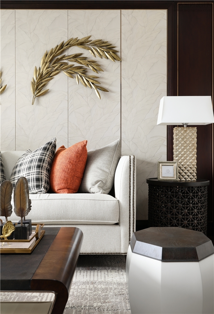 沙发背景墙上的金色麦穗挂饰造型独特，颇为抢眼，增加了材质丰富度和空间层次感。 ... ...
