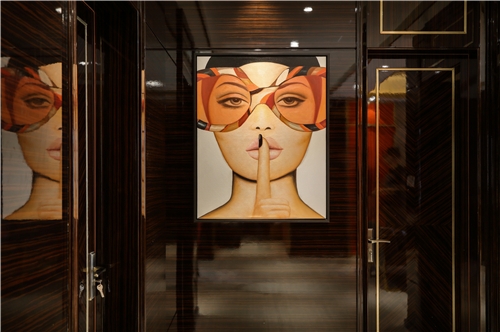 Hermès特色画，增添了整个空间的时尚感，以及独立、热情的气息。