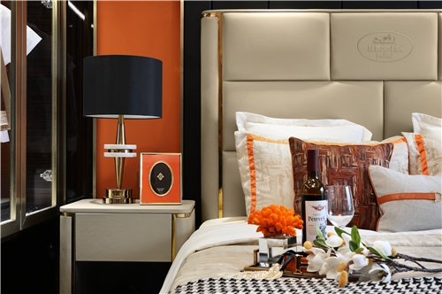 飘窗上慵懒的抱枕在甜言蜜语，浅雅的银桦灰搭配橙色窗帘，让整个空间更加时尚干炼！ ... ... ...