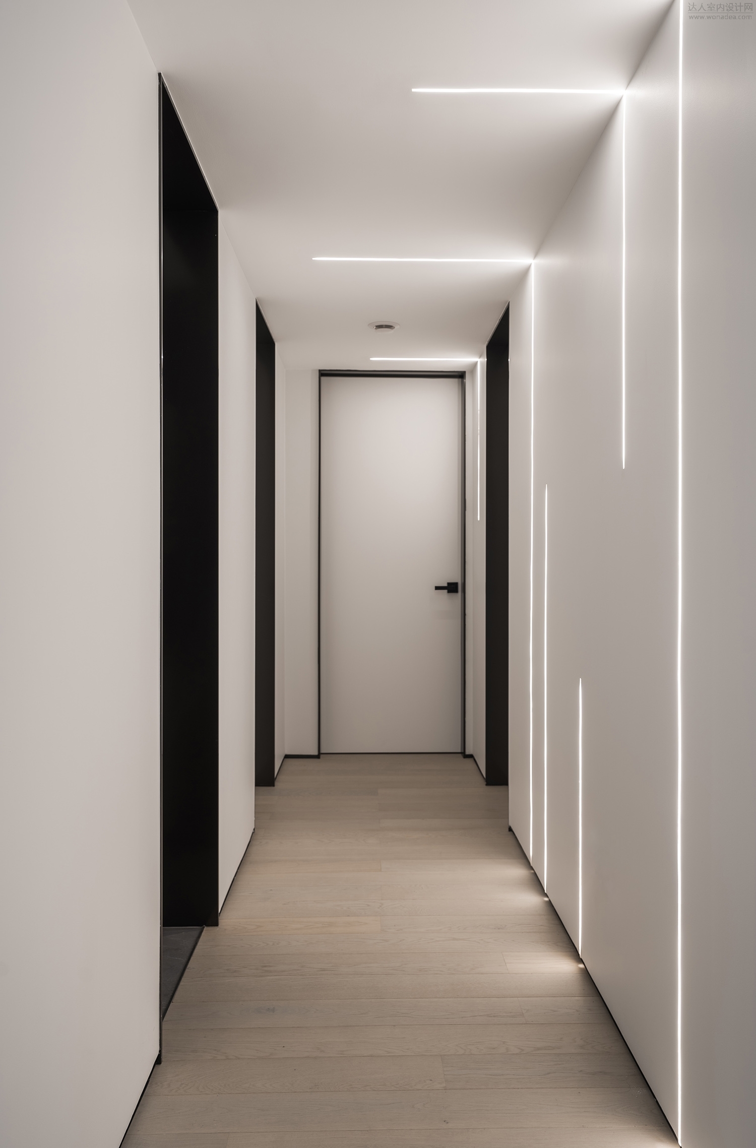 从客厅经过来到通往餐厅和卧室的走廊,不规则的线性灯光营造个性独特