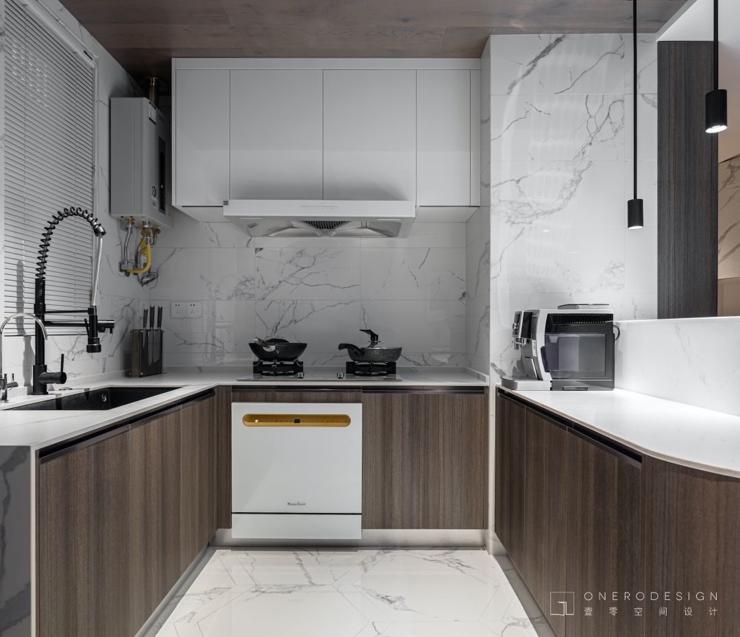 ◾️Kitchen | 厨房  ▲对尺寸的细致把控，让小厨房也能塞下HumanTouch的洗碗机。靠走道的橱柜被打造成吧台 ...