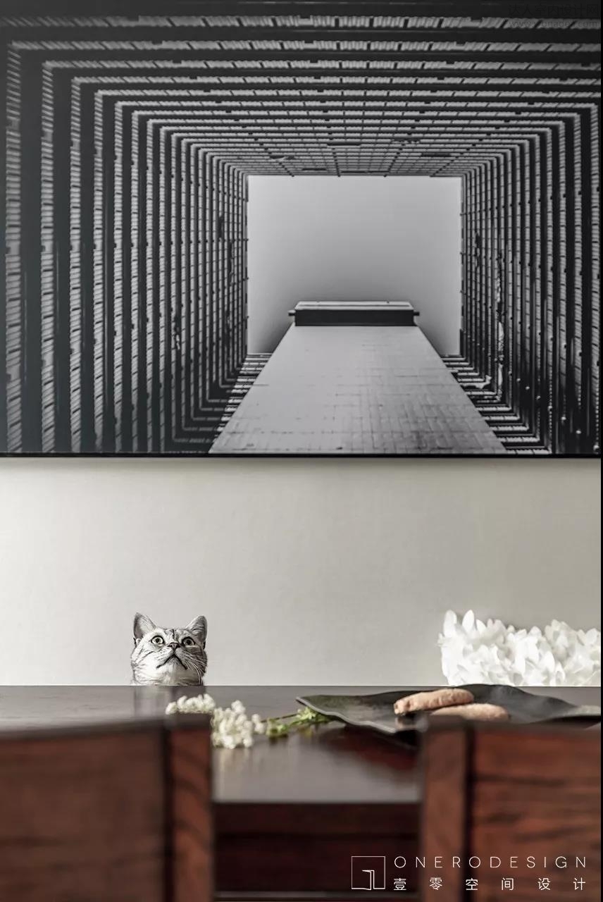 ▲将比利时摄影师Damien Vassart的作品作为装饰画，纵深感的线条带来空间的延伸感。  ...