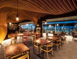 雅加达 波浪木材板条交付一个洞穴状的感觉  新六度咖啡馆
