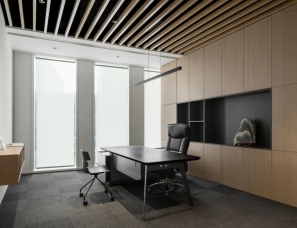 内造设计--上海晶耀前滩黑白灰的自由化办公空间