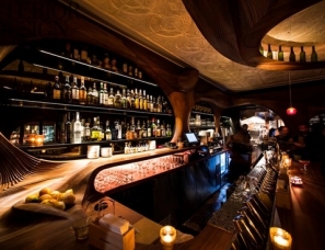 木材的流动艺术：多伦多Raval酒吧
