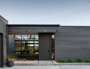 High Desert Modern house in Oregon is designed to be _cool, calm and collected_