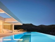 Ramón Esteve设计--屋顶空中泳池极简别墅